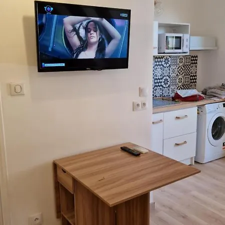 Maisonnette A 200m De La Plage, Terrasse, Clim, Parking Prive, Lave-linge Et Linge De Lit Compris Semesterbostad