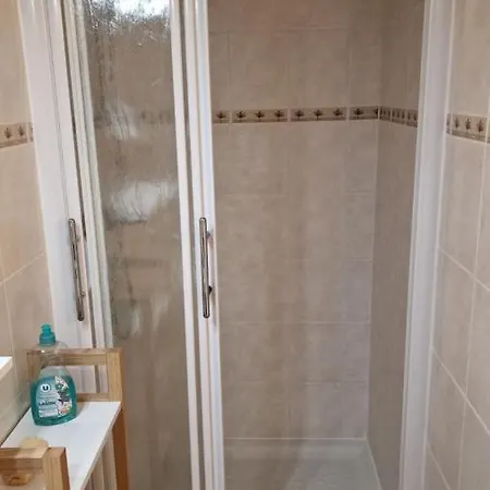 Maisonnette à 200m De La Plage, Terrasse, Clim, Parking Privé, Lave-linge Et Linge De Lit Compris