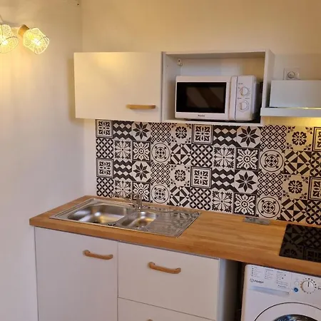 Maisonnette A 200m De La Plage, Terrasse, Clim, Parking Prive, Lave-linge Et Linge De Lit Compris