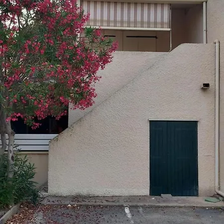 Maisonnette A 200m De La Plage, Terrasse, Clim, Parking Prive, Lave-linge Et Linge De Lit Compris Semesterbostad