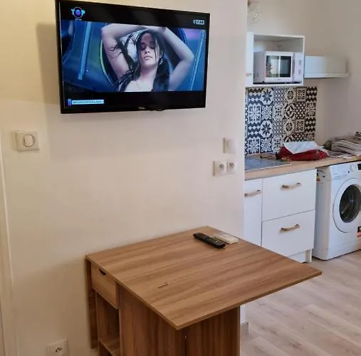 Maisonnette A 200m De La Plage, Terrasse, Clim, Parking Prive, Lave-linge Et Linge De Lit Compris Ferienhaus