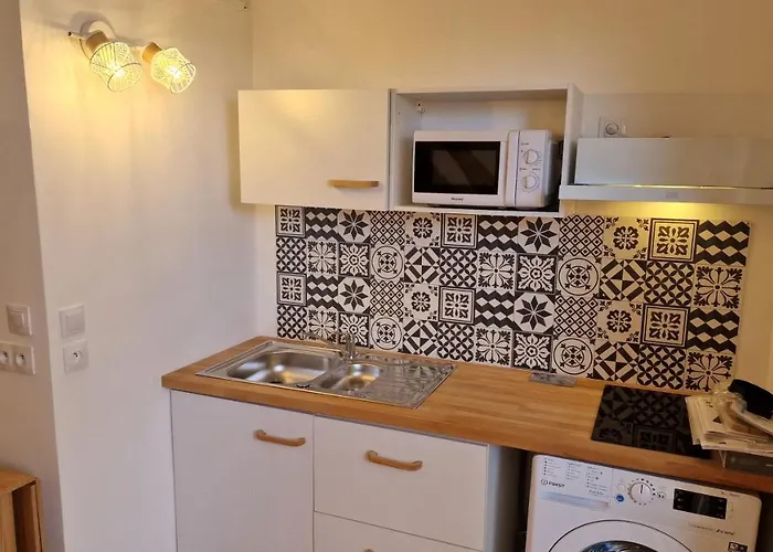 Maisonnette A 200m De La Plage, Terrasse, Clim, Parking Prive, Lave-linge Et Linge De Lit Compris