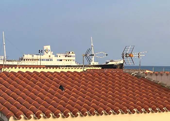 Maisonnette A 200m De La Plage, Terrasse, Clim, Parking Prive, Lave-linge Et Linge De Lit Compris بيت للعطل